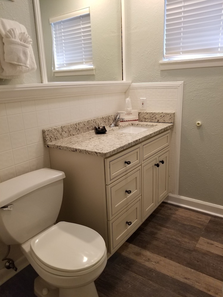 Tradewinds Deluxe South Cottage photo 2