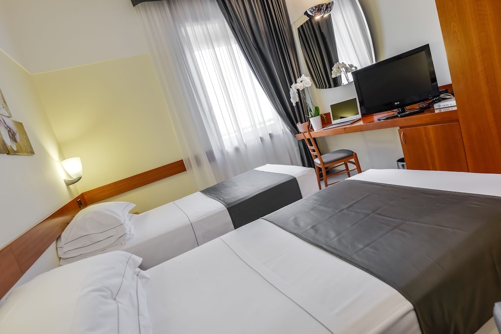 Classic Double Room (Sleep and Fly) - Photo 6
