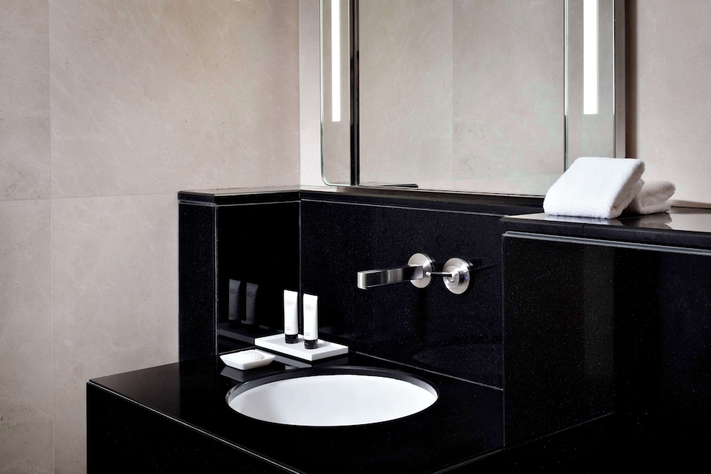 Premier Suite, 1 King Bed, City View (Premier Suite) thumbnail 5