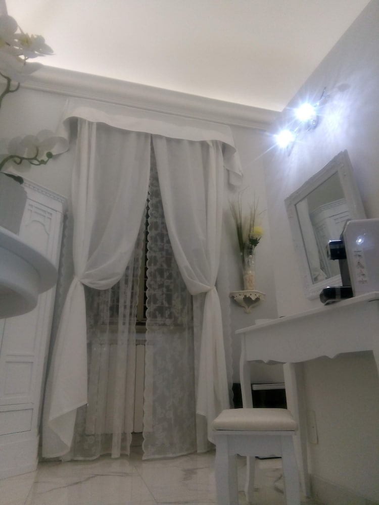 Deluxe Room, 1 Queen Bed (King) photo 2