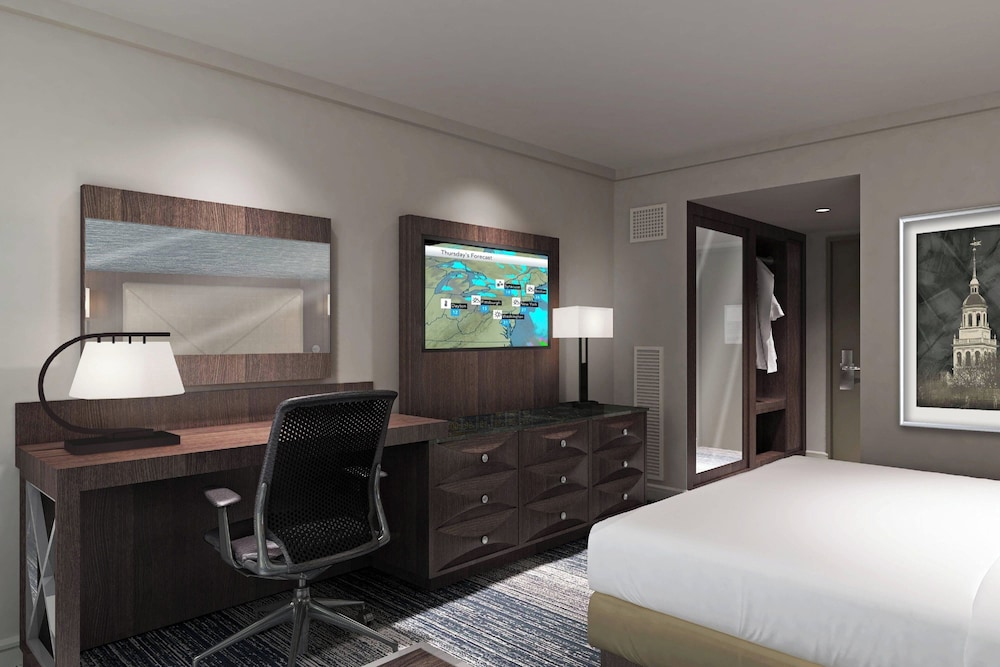 Club Room, 1 King Bed (Mobility Accessible, Roll-in Shower) - Photo 3