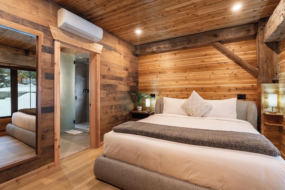 Luxury Chalet, 3 Bedrooms, Hot Tub, Mountain View photo 2
