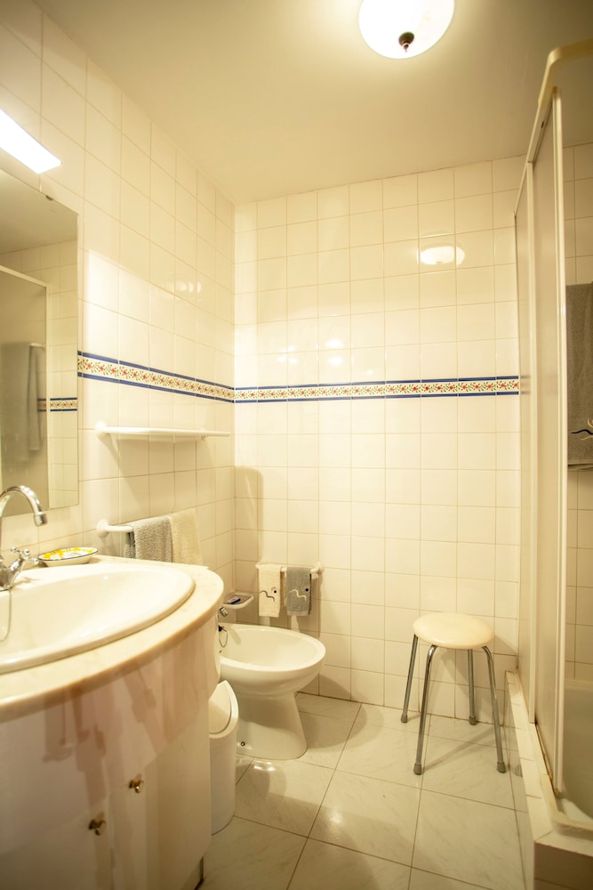 Standard Double or Twin Room photo 3
