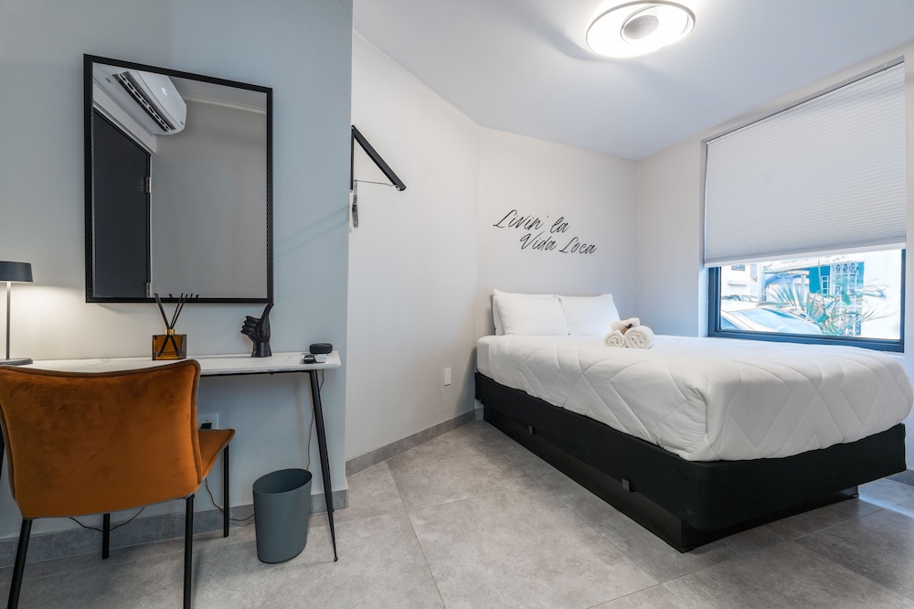 Ricky Martin Luxury Double Room/ Queen Bed/ 1Ba photo 2