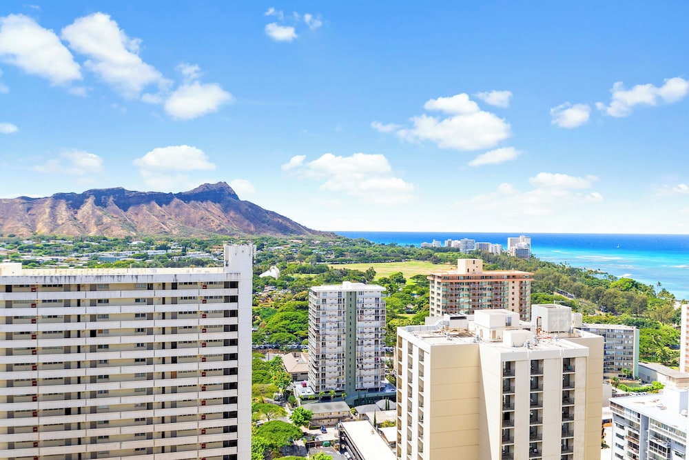 Diamond Head and Ocean views with King Bed and Parking: Suite, 1 Bedroom, Balcony, Ocean View (0071) photo