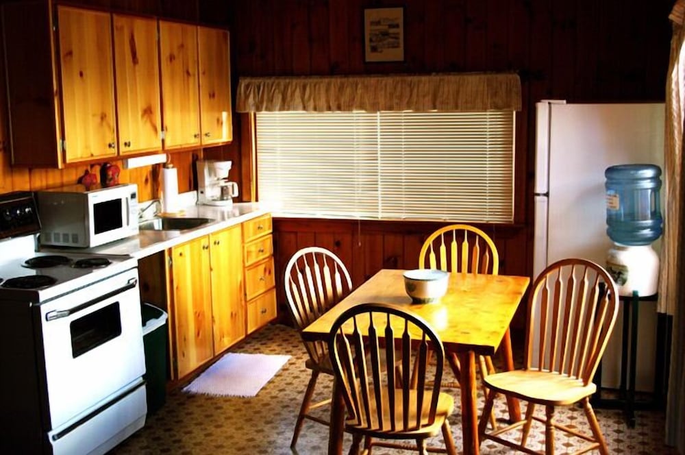 Cabin, 2 Bedrooms, Kitchen, Lake View (Cabin 4) photo 3
