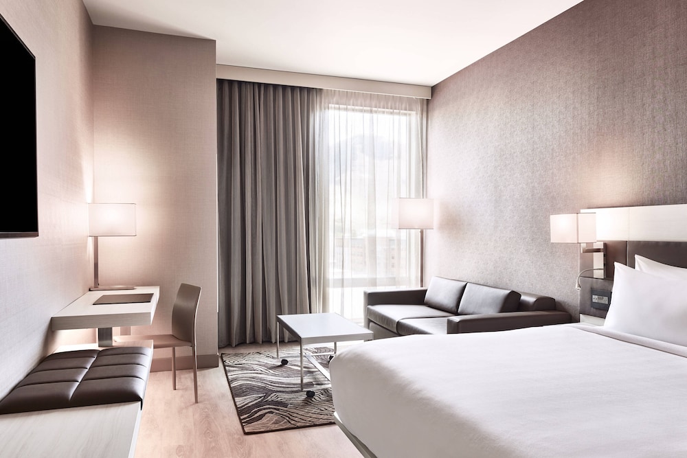 Room, 1 King Bed (Mobility Accessible, Tub)