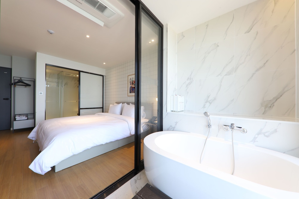Suite - Photo 3