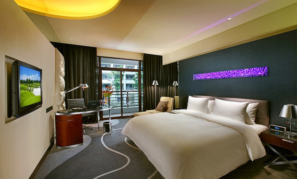 Club Room, 1 King Bed, Balcony - Photo 2
