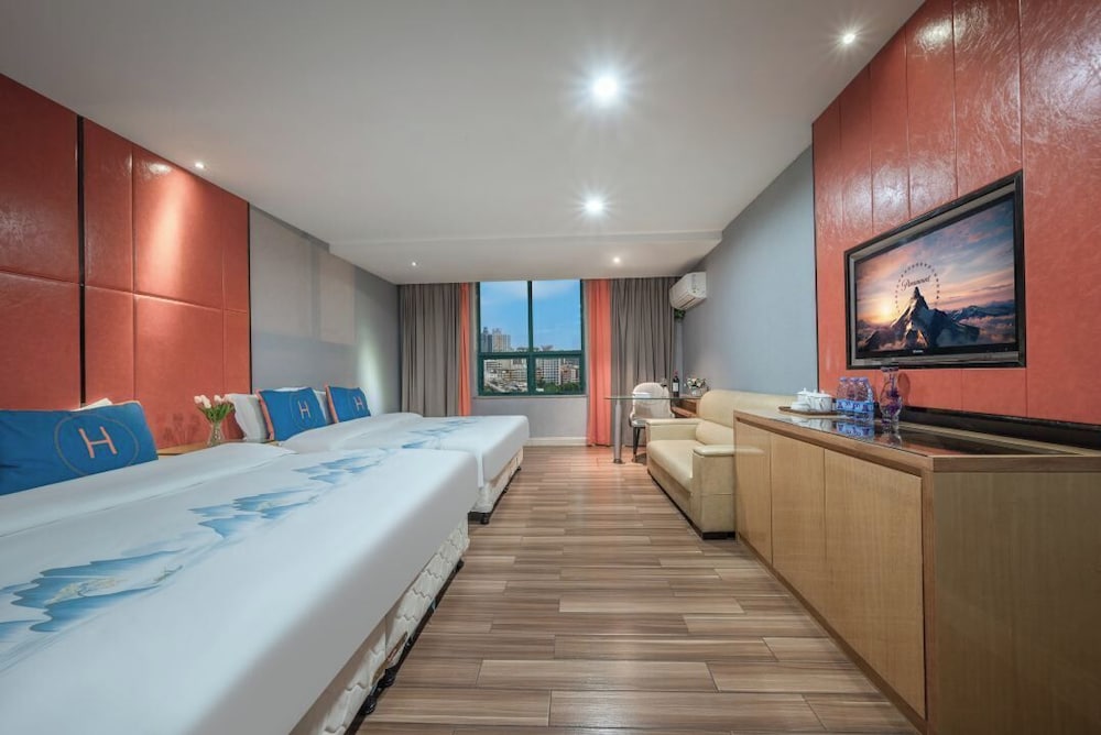 Family Room, City View photo 3