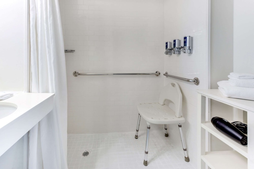 Standard Room, 1 King Bed, Accessible, Non Smoking - Photo 7