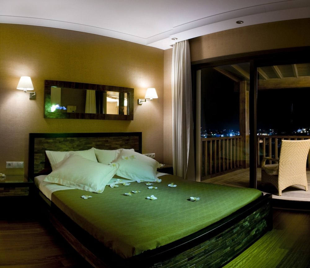 Grand Deluxe Suite with Hot Tub, Fireplace, Terrace & Sea View photo 1