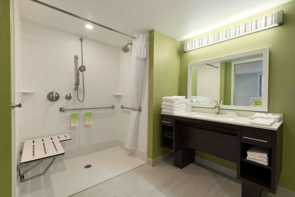 Suite, 1 King Bed, Accessible (Roll-in Shower)