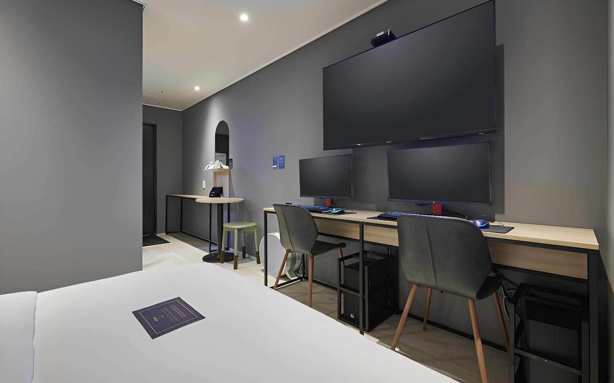 Room (Premium PC(2 High Performing PC Netfl) - Photo 2