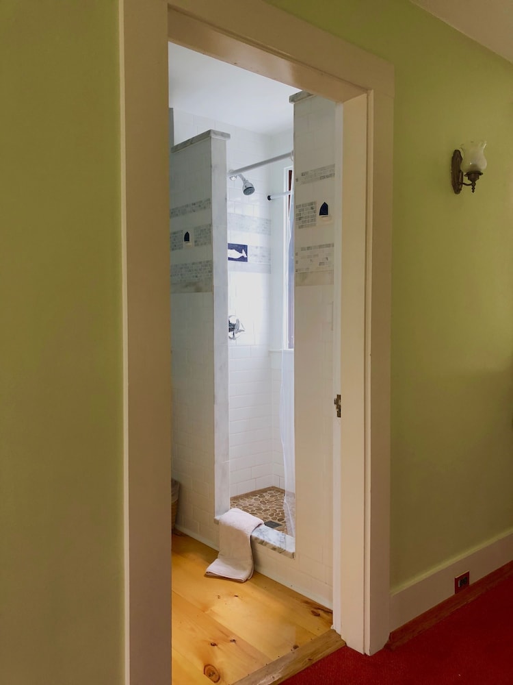 Room, 1 Queen Bed (Shared Bathroom) photo 2