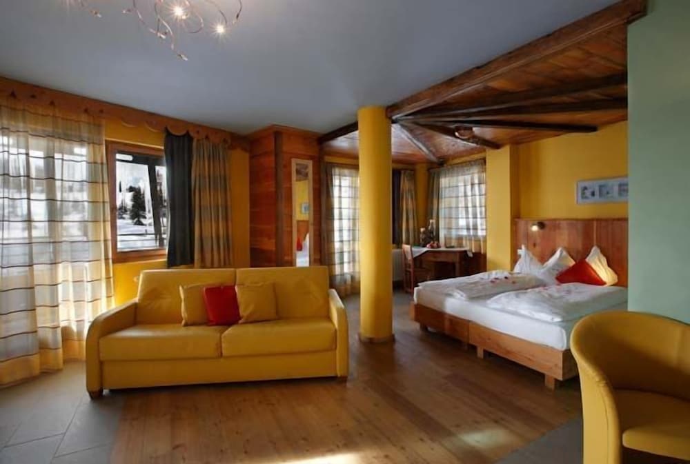 Suite (Top 2) photo 1