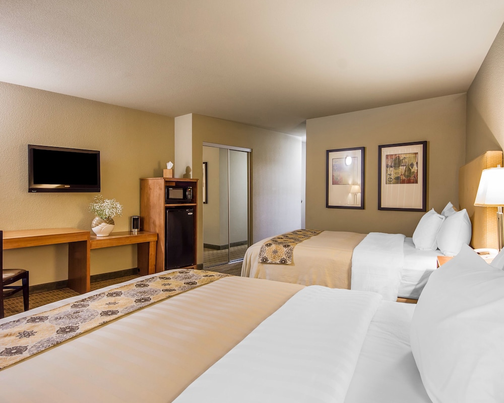 Standard Room, 2 Queen Beds, Non Smoking, Lagoon View photo 3