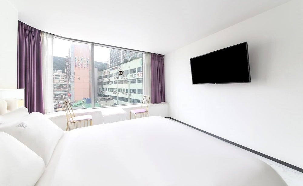 Deluxe Double Room, 1 Queen Bed, Partial Ocean View photo 1