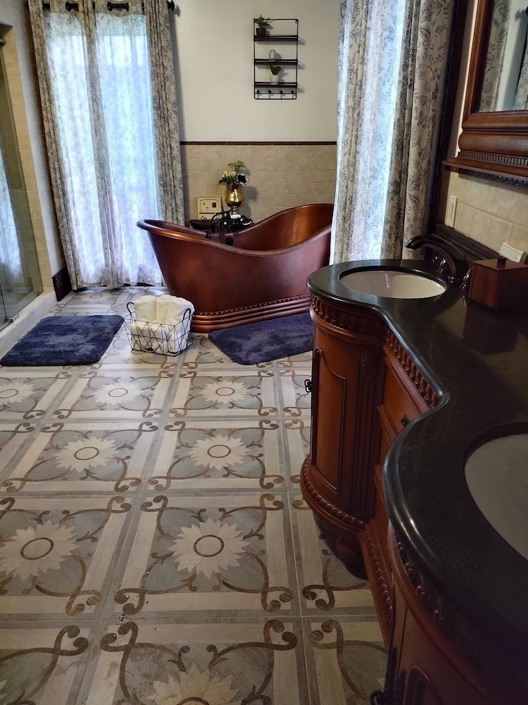 Luxury Room, 1 King Bed photo 2