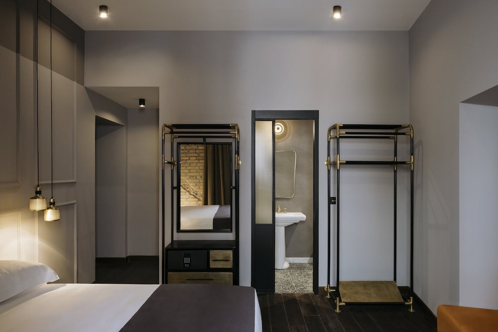 Standard Room, 1 King Bed (Baby Double) photo 3