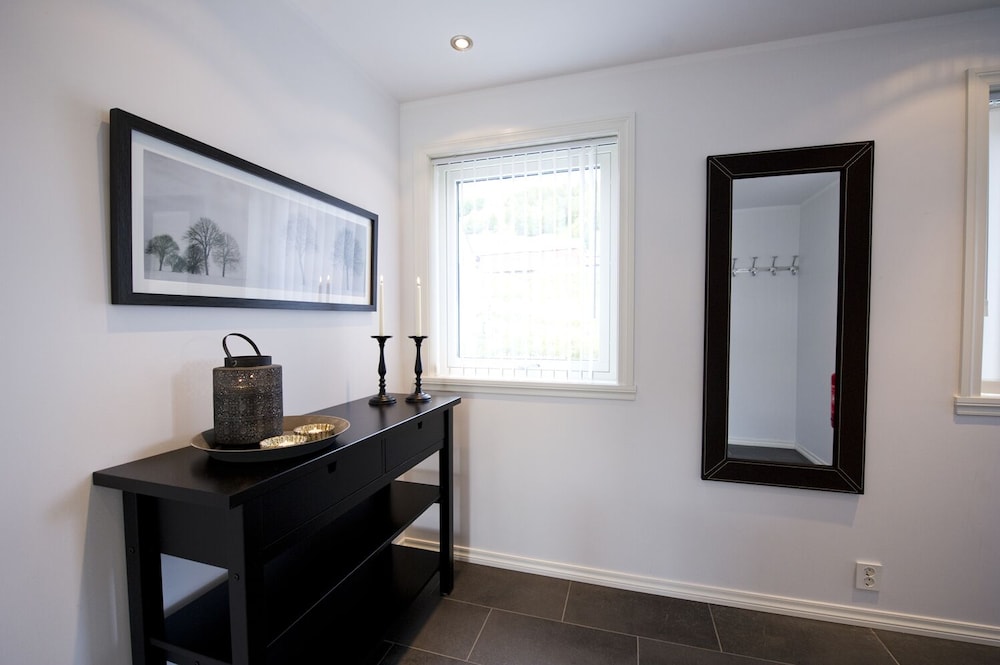 Suite, 4 Bedrooms (B) (Linen and towels not included) photo 2