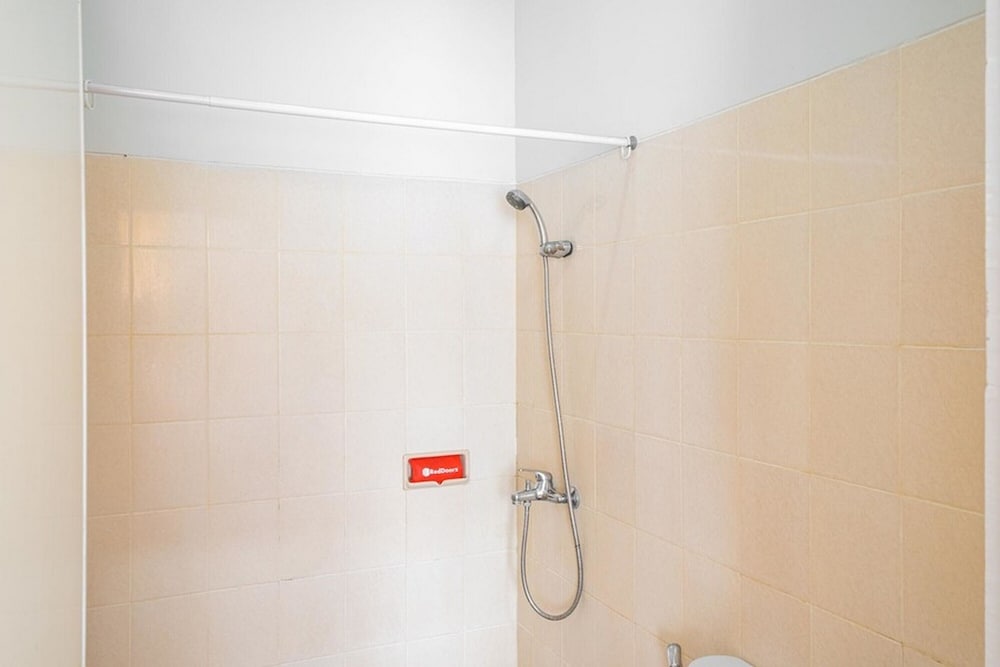 Twin Room (RedDoorz) - Photo 11