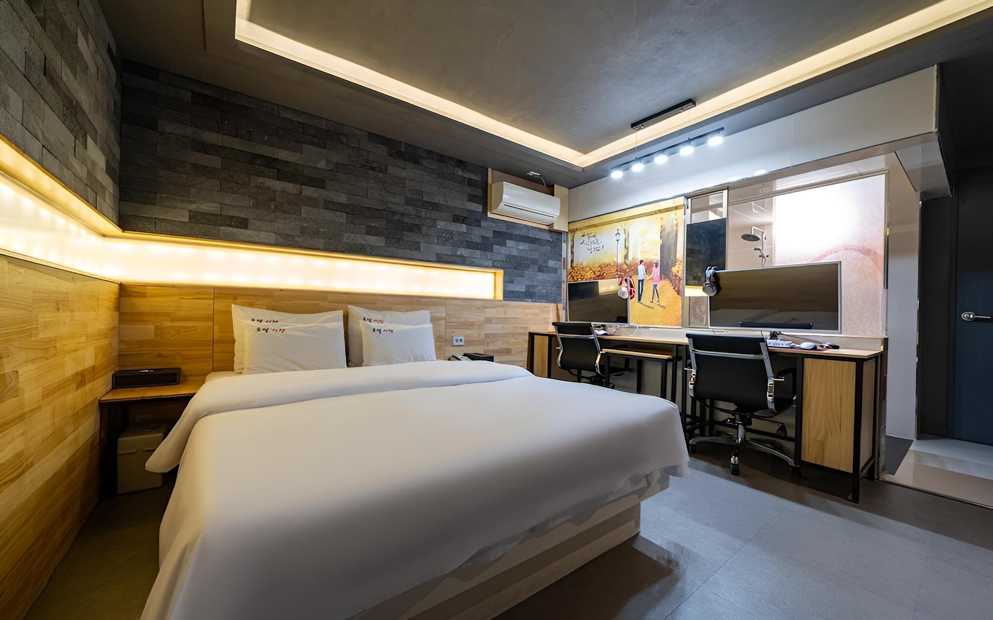 Room (Premium (high-end 2 PCs Netflix Disne) - Photo 1