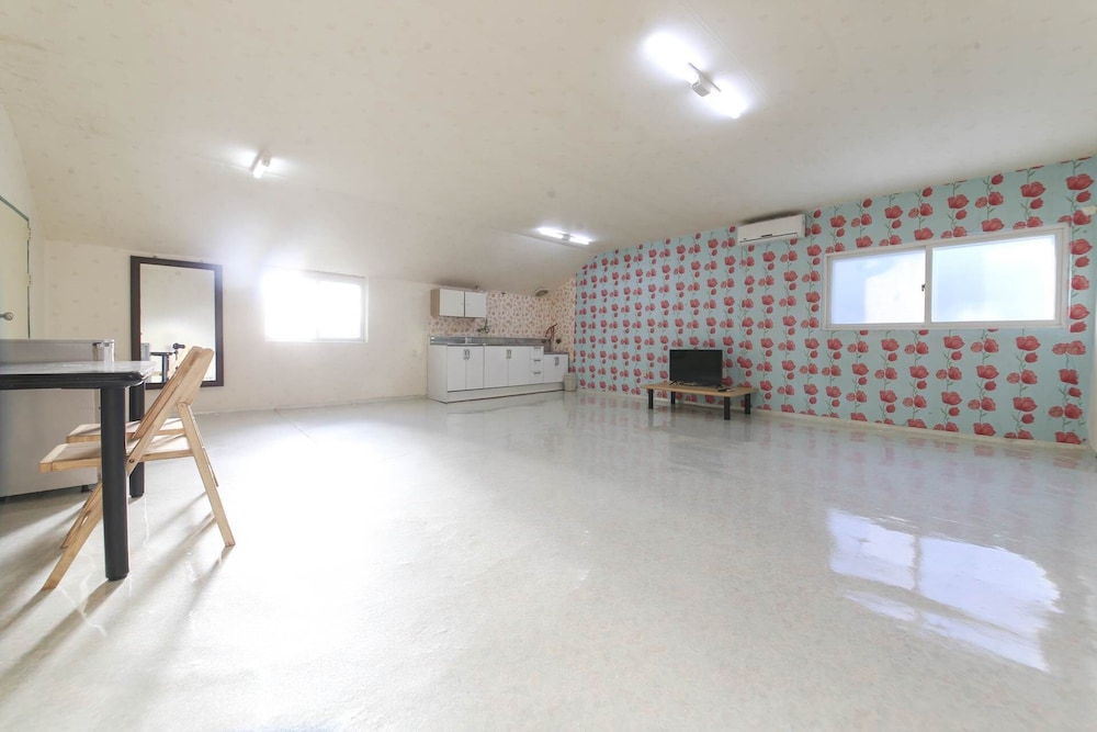 Family Room (14 Ppl) photo 2
