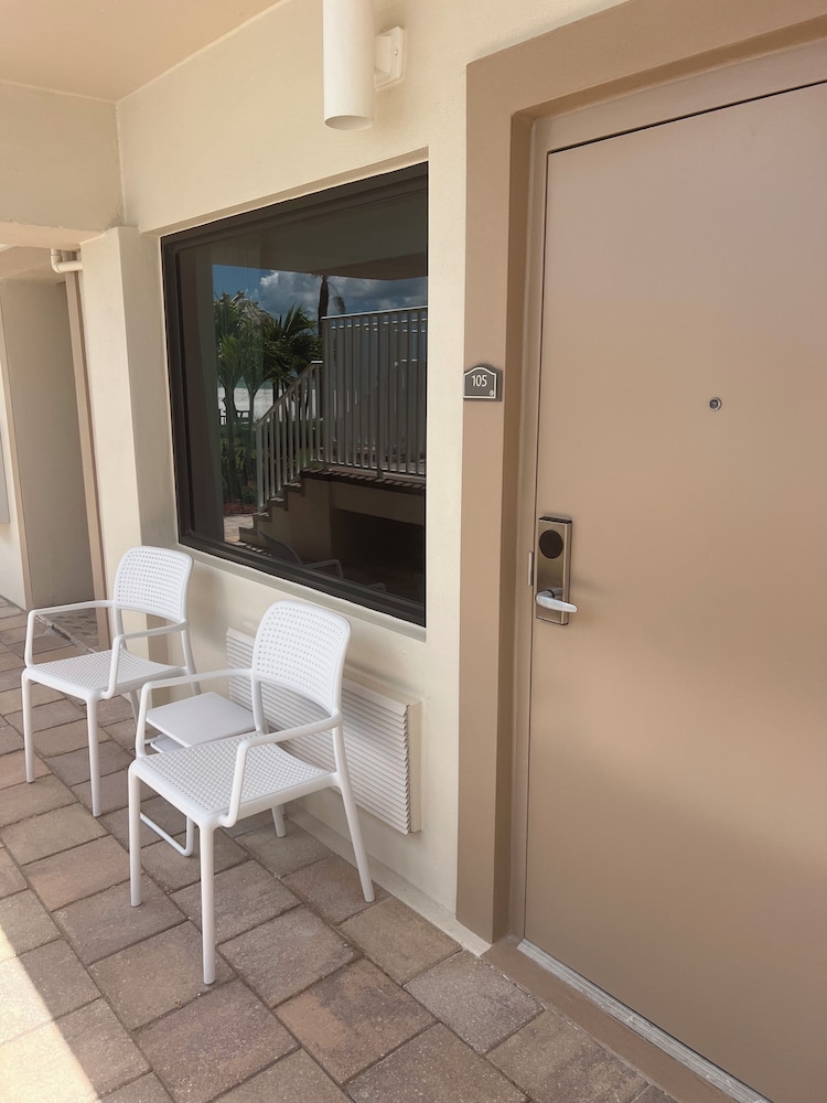Standard Room, 1 King Bed, Kitchen, Poolside (Ground Floor) - Photo 2
