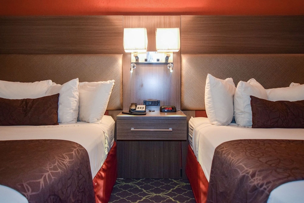 Standard Room, 2 Queen Beds, Non Smoking photo 3