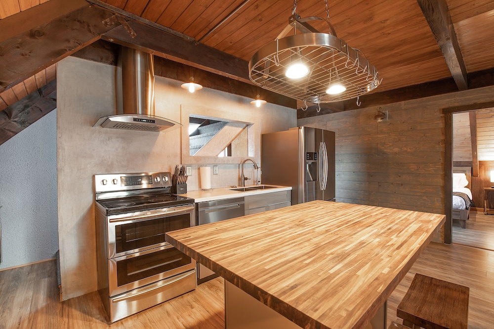 Holiday Home, 5 Bedrooms, 4 Bathrooms, 2 Full Kitchens, Pool Table, Fireplace, Jetted Tub