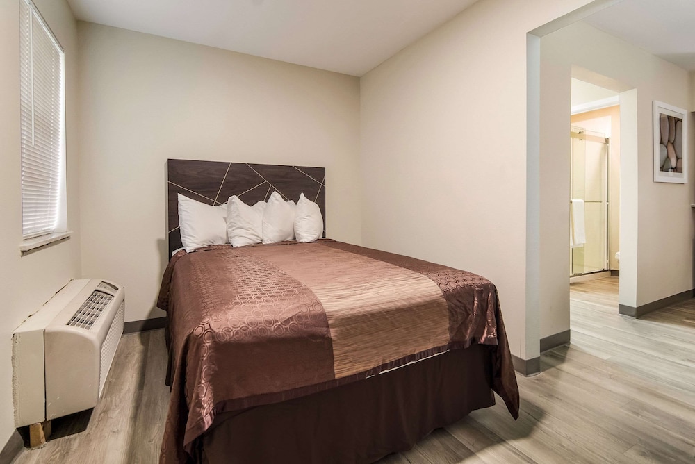 Suite, 1 King Bed, Non Smoking (Upgrade) - Photo 5