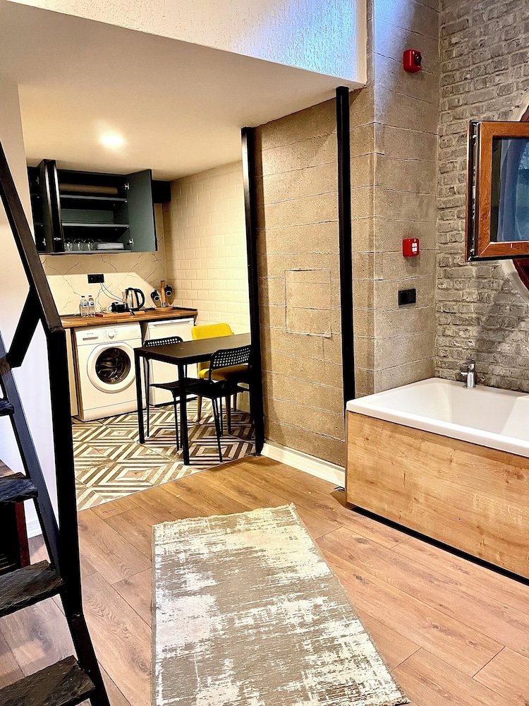Junior Duplex, 1 Queen Bed, Non Smoking, City View photo 2
