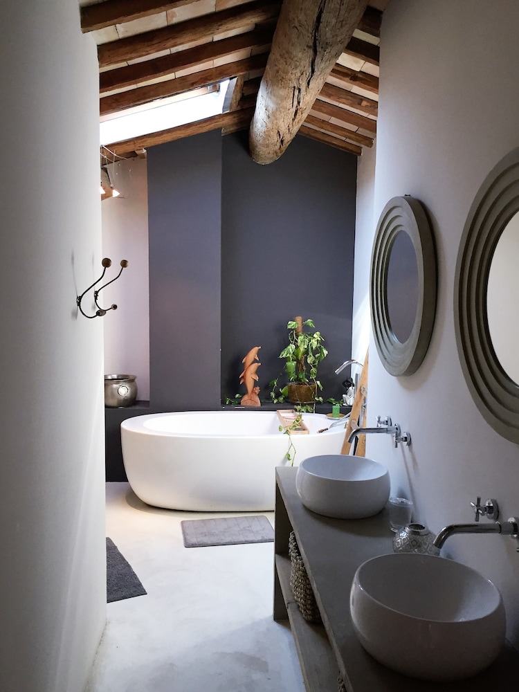 Family Room, Shared Bathroom photo 2