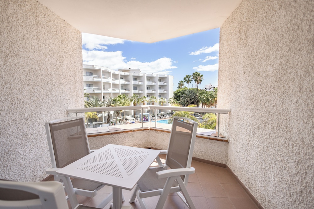 Superior Single Room, Pool View thumbnail 6