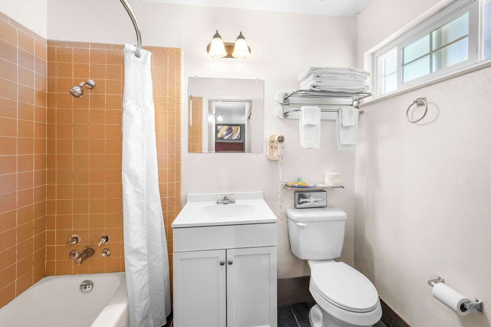 Suite, Non Smoking (Efficiency, 1 Double & 2 Queen Beds) - Photo 8