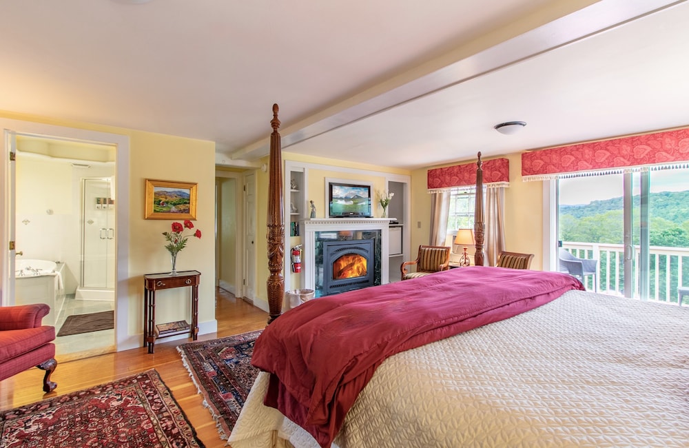 Villa, Honeymoon Suite, Fireplace, Jacuzzi, Private Deck, Dog Friendly, Panaramic Views photo 1
