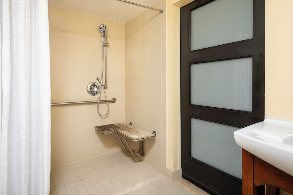 Room, 2 Queen Beds, Mobility Accessible, Oceanfront (with Roll-in Shower) photo 3