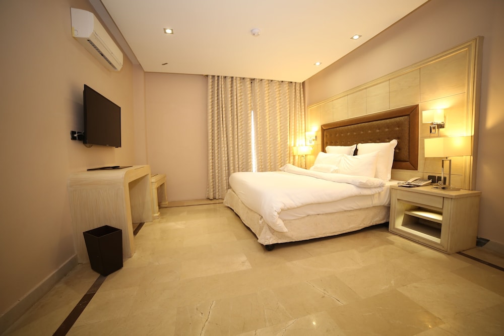 Club Suite, 1 King Bed, Smoking, Hill View photo 3