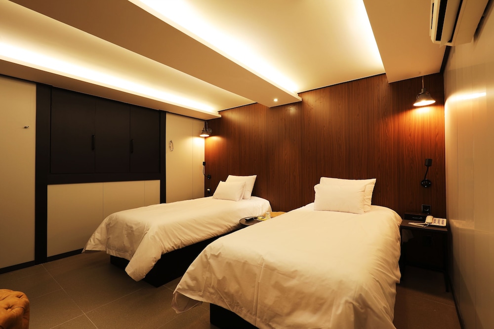 Standard Twin Room - Photo 4