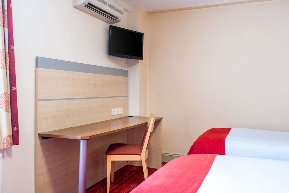Double Room, Multiple Beds, Non Smoking photo 3