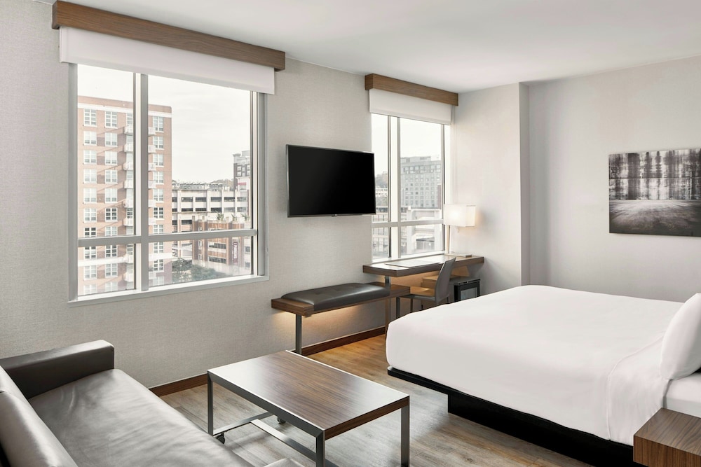 Executive Room, 1 King Bed with Sofa bed - Photo 4