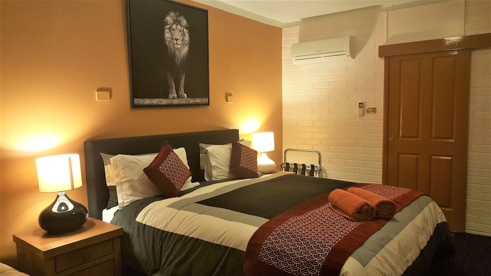 Deluxe Room, 1 King Bed photo 1