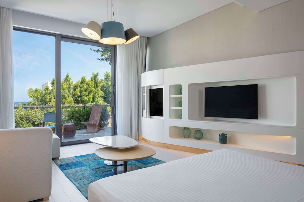Junior Suite, 1 King Bed, Pool Access
