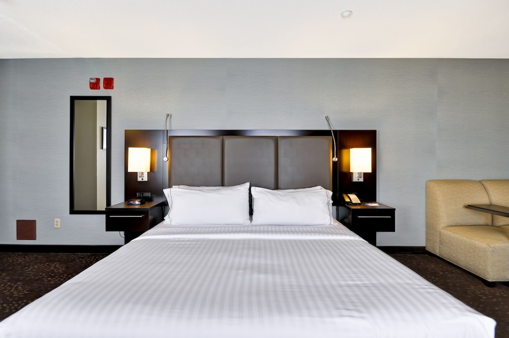 Suite, 1 Bedroom (1 King Bed, 2 Queen Beds) - Photo 3