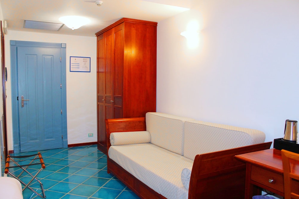 Superior Double Room, Partial Sea View photo 2