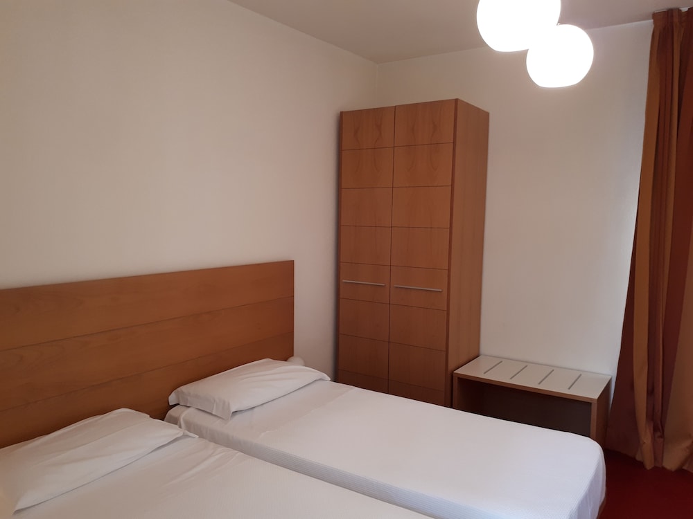 Classic Twin Room - Photo 2