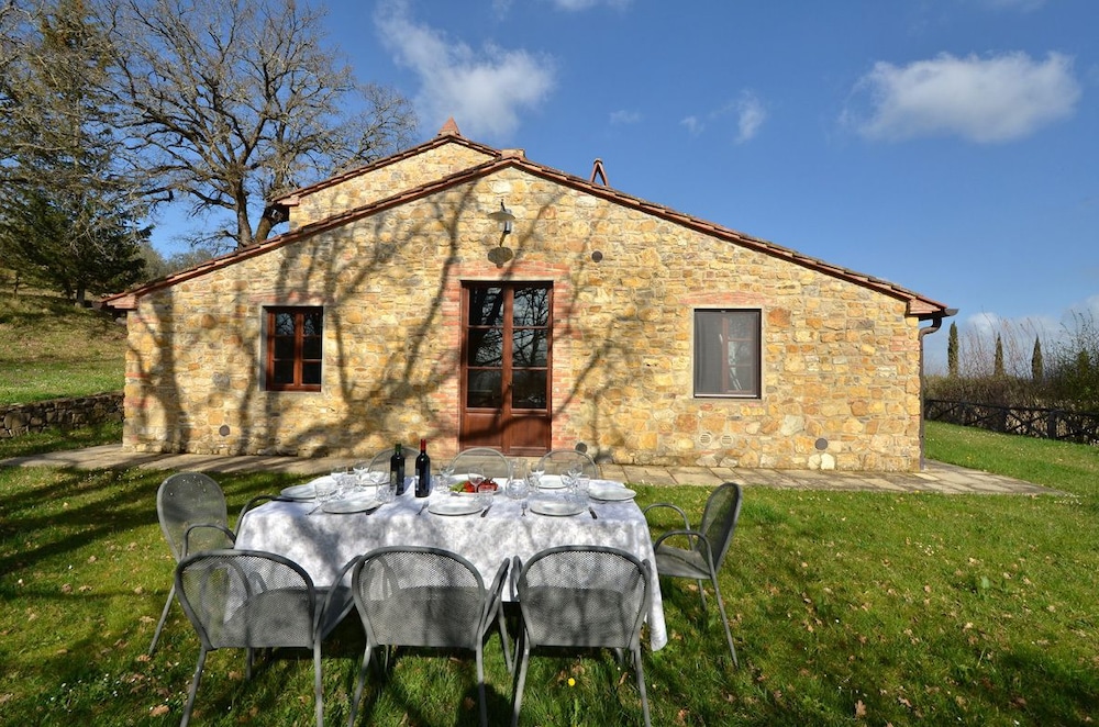 Luxury Villa, 4 Bedrooms, Kitchen, Garden Area (Capriolo)