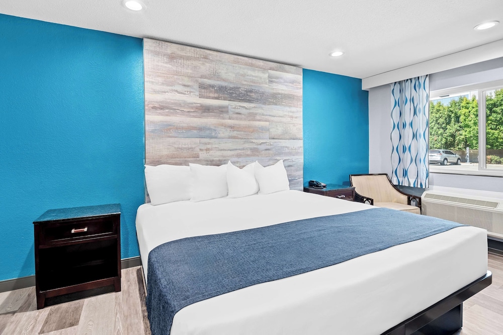 Standard Room, 1 King Bed, Accessible, Refrigerator - Photo 2