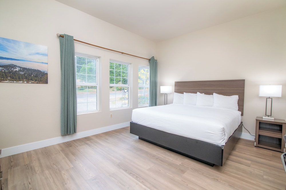 Deluxe Studio Suite, 1 King Bed, Refrigerator & Microwave, Garden View photo 2